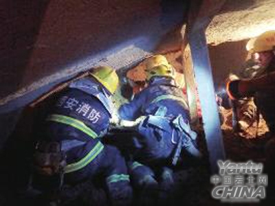 消防員手刨救人  