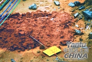 寫著“文物考古勘探發(fā)掘區(qū)”的警示牌被推倒，紅色警戒線被扯斷